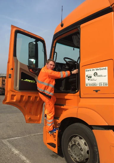 Kraftfahrer steigt in LKW