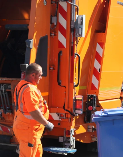 Mitarbeiter steigt in Traktor