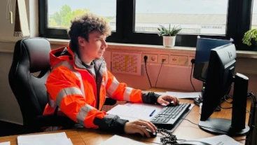 Mitarbeiter steigt in Traktor